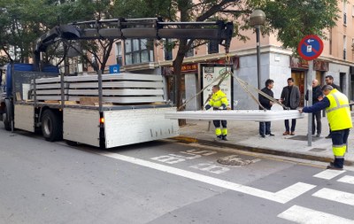 Baixadors de formigó en cinc parades de bus urbà