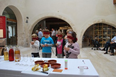 El Museu de la Pell proposa un taller perquè els infants coneguin les propietats del vi i el most