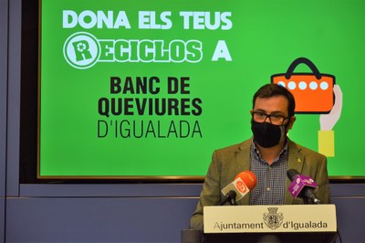 Els usuaris de Reciclos Igualada fan possible la construcció d’un joc infantil amb material reciclat, gràcies al reciclatge de llaunes i ampolles de plàstic de begudes