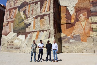 Es presenta el mural “Homenatge a les llibreries” que ja llueix a la plaça del Rei