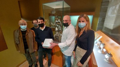 Igualada presenta el pastís St.Bartomeu elaborat 100% amb producte de la comarca i amb un embalatge que permet que pugui viatjar sense fer-se malbé 