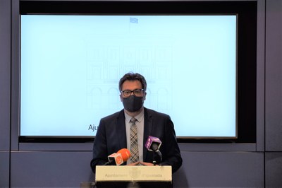 L’Ajuntament distribueix targetes entre les persones desocupades perquè puguin fer despeses de fins a 100 € en establiments de la ciutat 