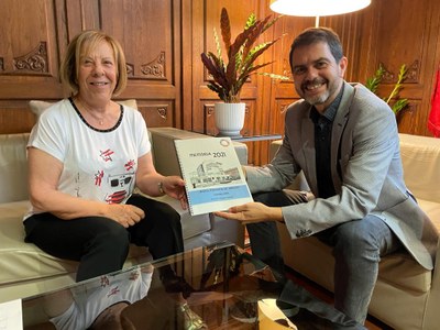 La Síndica Municipal, Rosa M. Sánchez, lliura a l'alcalde el seu informe d'activitat 2021