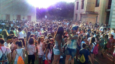 Nou-centes persones a la tercera edició del Holi Colors